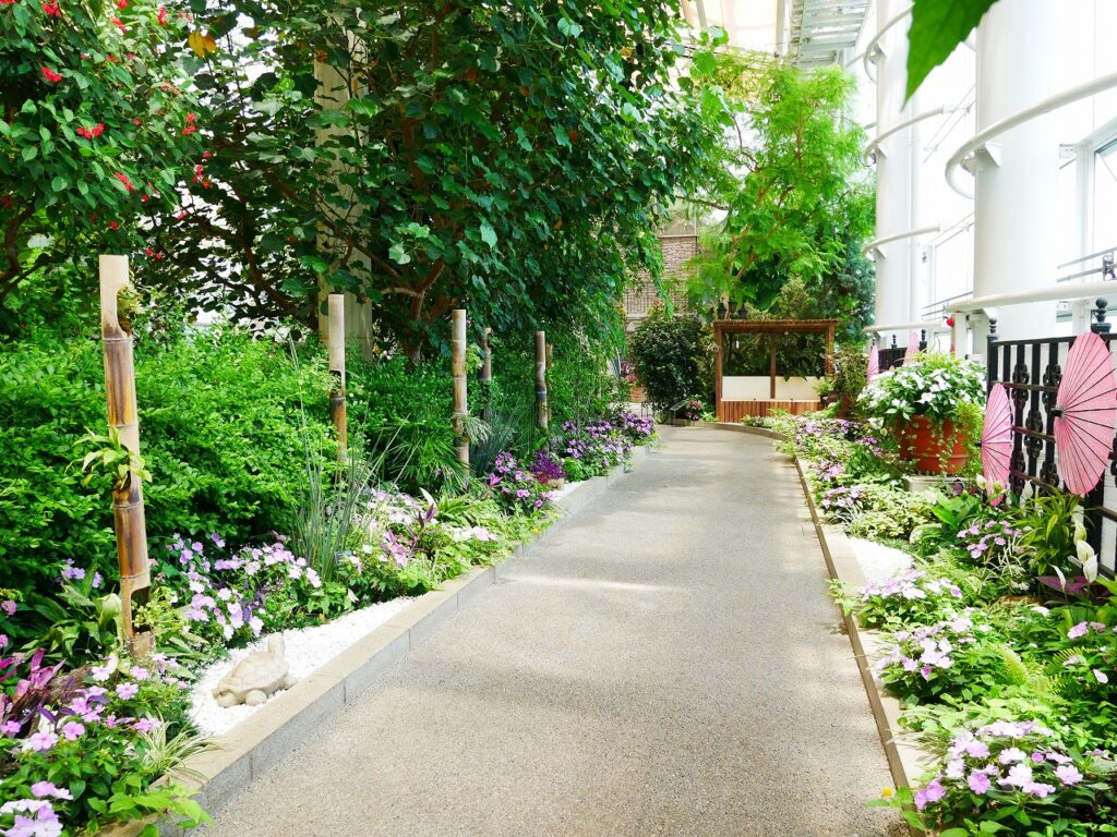 大温室内は通路の展示も季節によって変わる
