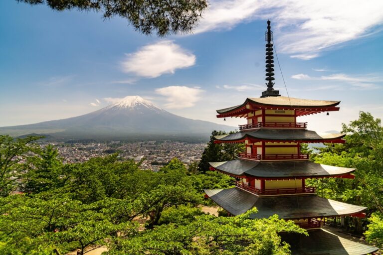 神玉巡拝で出会う、絶景と神馬｜新倉富士浅間神社と小室浅間神社
