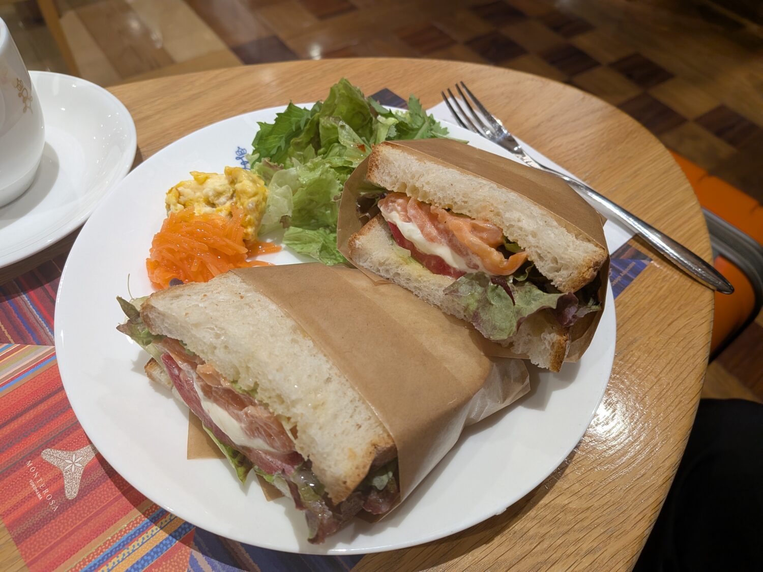 THE ROYAL CAFE YOKOHAMA MONTE ROSAの「スモークサーモンとクリームチーズのサンド」
