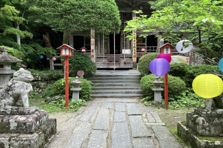 アジサイが浮かぶ美人弁財天の池と、奥州柳津虚空蔵尊に伝わる七不思議｜宮城県登米市
