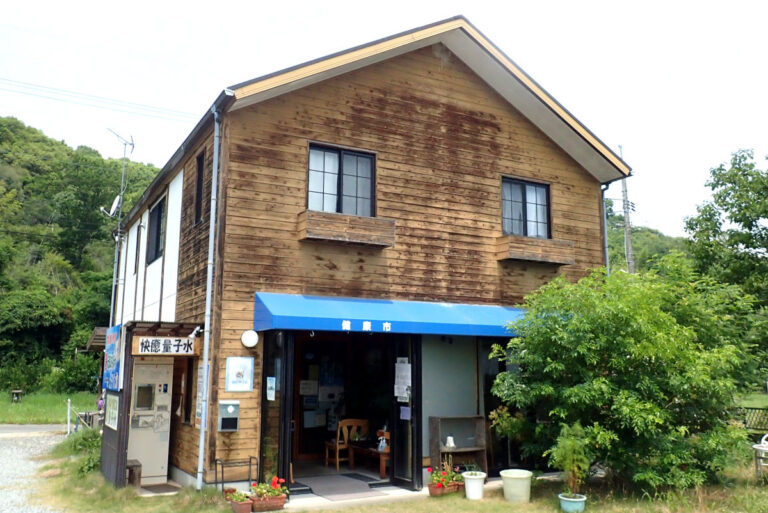 岡山市東区にある元中学校教師が営む「健康市」では新鮮な野菜だけでなくランチやスイーツも楽しめる！