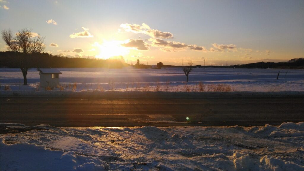 雪に覆われた厚真町の夕暮れ