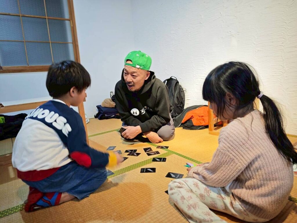 「DUAL STAY ATSUMA」という二地域居住のモニターツアーで子供たちと触れ合う近藤さん