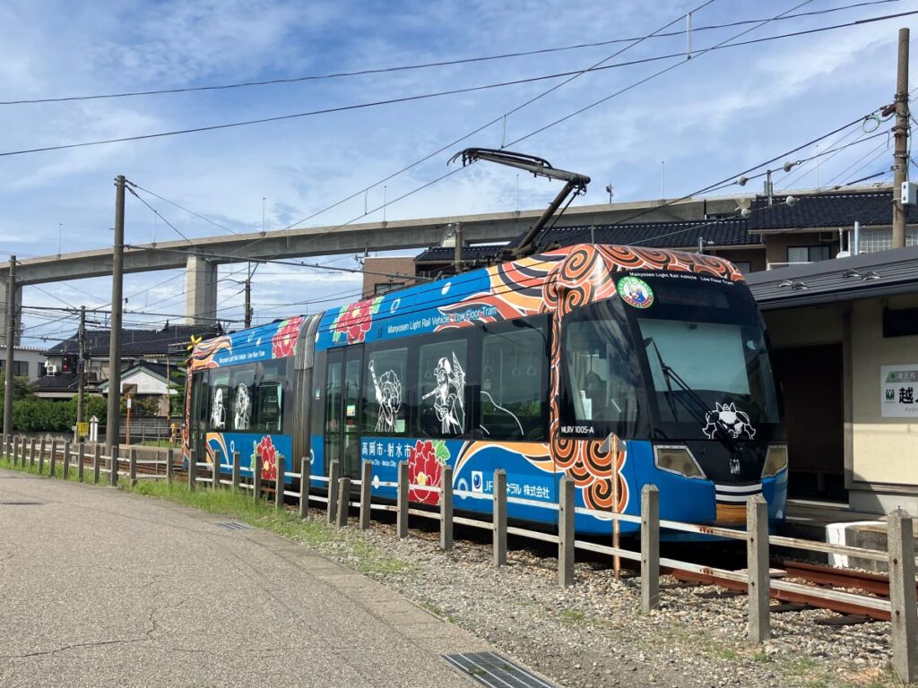 越ノ潟駅の万葉線電車