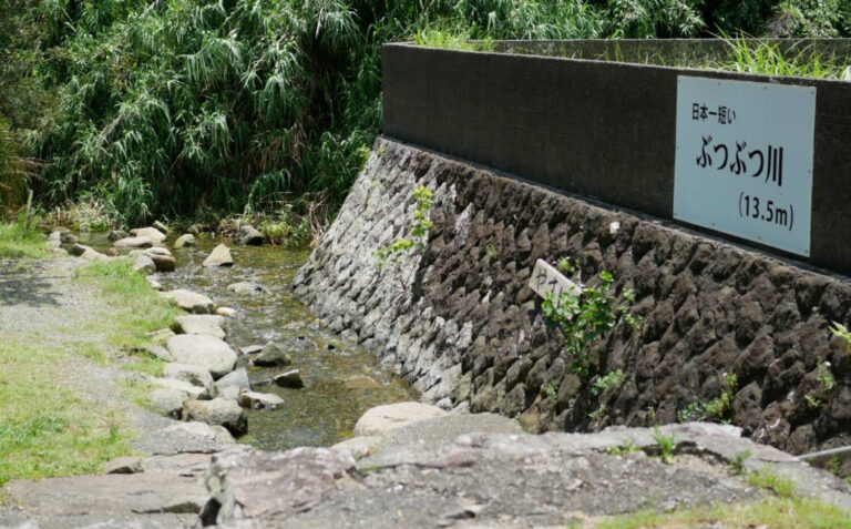 たったの13.5m！？日本一短い「ぶつぶつ川」は、地元民の夏の思い出が詰まった清流｜和歌山県那智勝浦町