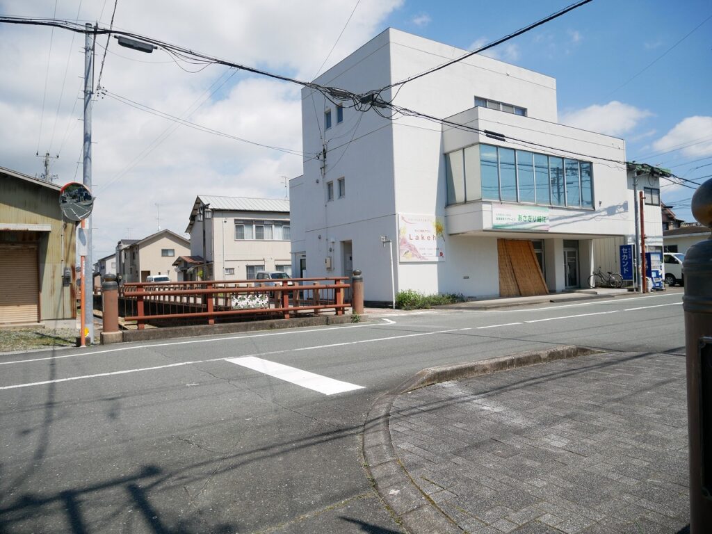 駅前の道との十字路