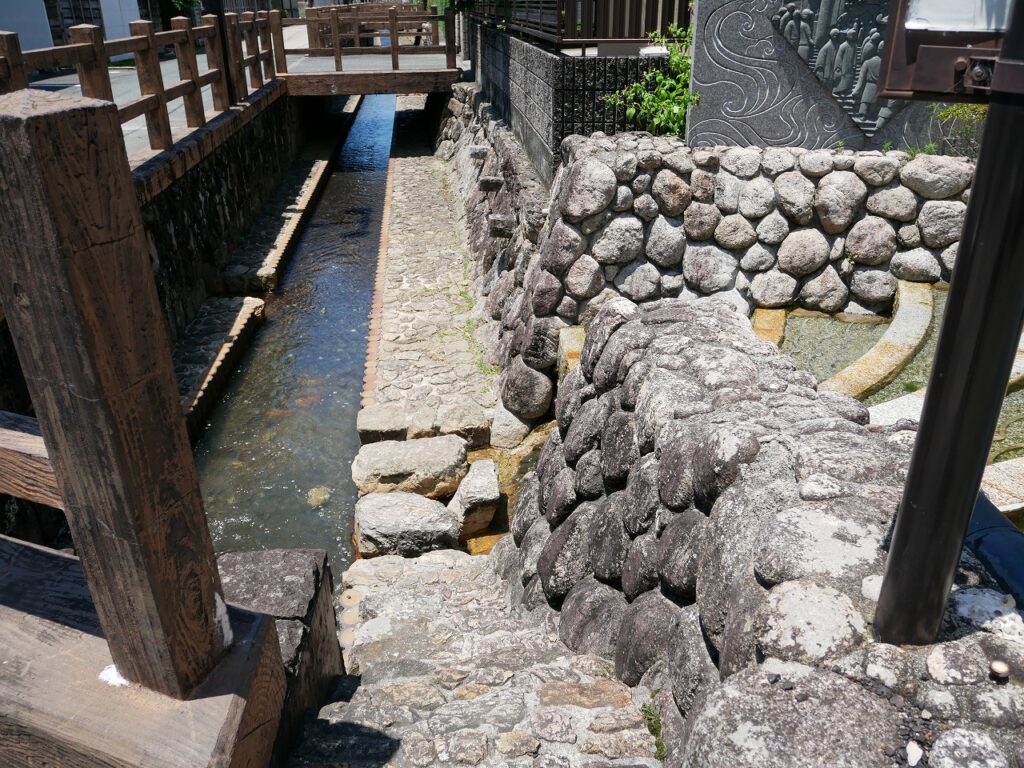 赤池の水も堀川へ注いでいる（画像の右側が赤池の一部