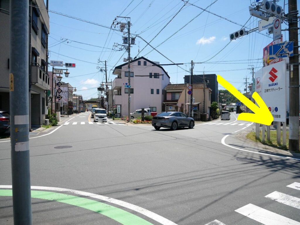 気賀四ツ角交差点（堀川沿いの道は黄色の矢印の先）