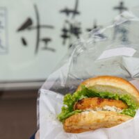 【北海道札幌市】佐藤水産・宮の森店の旨みたっぷりな海鮮カツバーガーと鮭まんじゅうを実食！